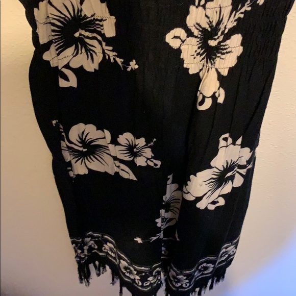Black scrunched Hawaiian dress - Picture 3 of 3